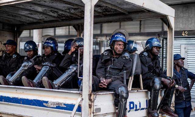 Polizei stürmt Oppositionszentrale nach Ausschreitungen in Harare