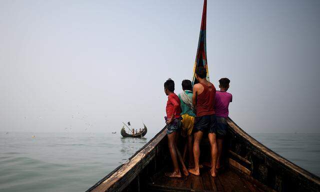 Rohingya-Flüchtlinge als Helfer auf Fischerbooten im Golf von Bangladesch.  