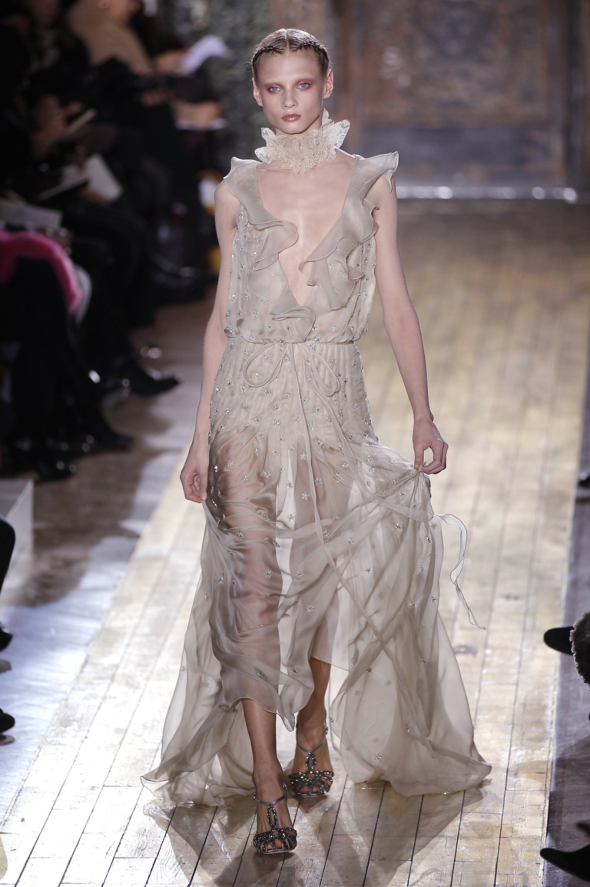 Maria Grazia Chiuri und Pier Paolo Piccioli veranstalteten ein Elfen Defilee für Valentino. Tranparenz umspielte die Mädchen, als hätte das delikate Zwirngeflecht gar nicht den Anspruch, den Körper bedecken zu wollen.