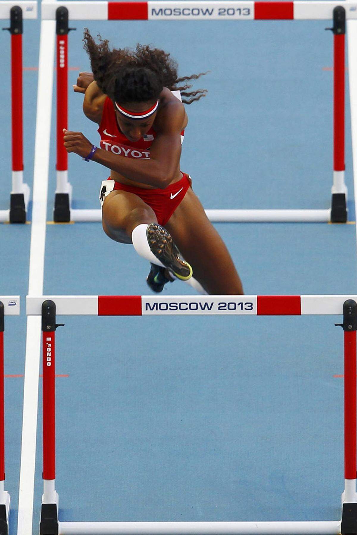 Gold im 100 Meter Hürden Finale holt sich die US-Sprinterin Brianna Rollins. So sehr sich Olympiasiegerin Sally Pearson auch müht, selbst eine persönliche Jahresbestzeit reicht nicht, um das US-Girl zu bezwingen. Die Australierin landet sechs Hundertstel hinter der Siegerzeit von 12,44 Sekunden, aber fünf Hundertstel vor Bronze, das an die Britin Tiffany Porter geht.