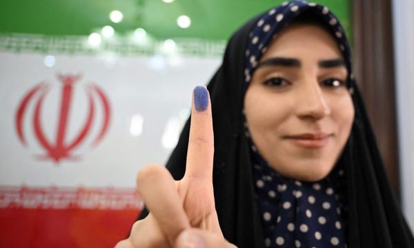 Eine Iranerin nach der Stimmabgabe. 