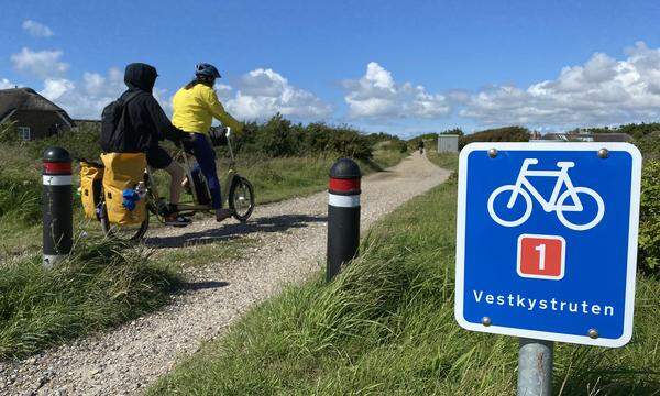 Zu zweit strampelt es sich leichter, das Fehlen von Steigungen macht die Tour ohnehin gemütlich. Stärkung – mit Fisch, klar – hat man sich trotzdem verdient. 