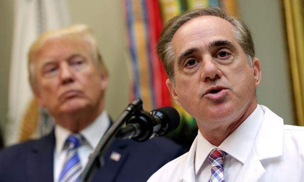 US-Präsident Donald Trump hat den in die Kritik geratenen Veteranenminister David Shulkin (Bild) Ende März 2018 entlassen. Wie Trump auf Twitter bekannt gab, soll sein Leibarzt im Weißen Haus, Ronny Jackson, Shulkins Nachfolger werden.