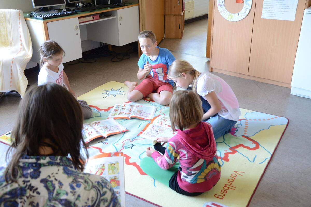 Zurück in der Schule wird der Teppich ausgerollt. Darauf zu sehen ist die Landkarte von Vorarlberg. Nun beginnt der Englischunterricht. Und wieder wird gesungen: "In the jungle there is a party tonight..."