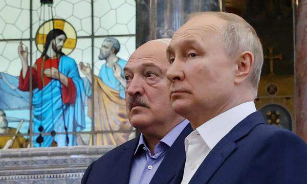 Putin und Lukaschenko im Juli in der Nikolai-Marinekathedrale in Kronstadt bei Sankt Petersburg.