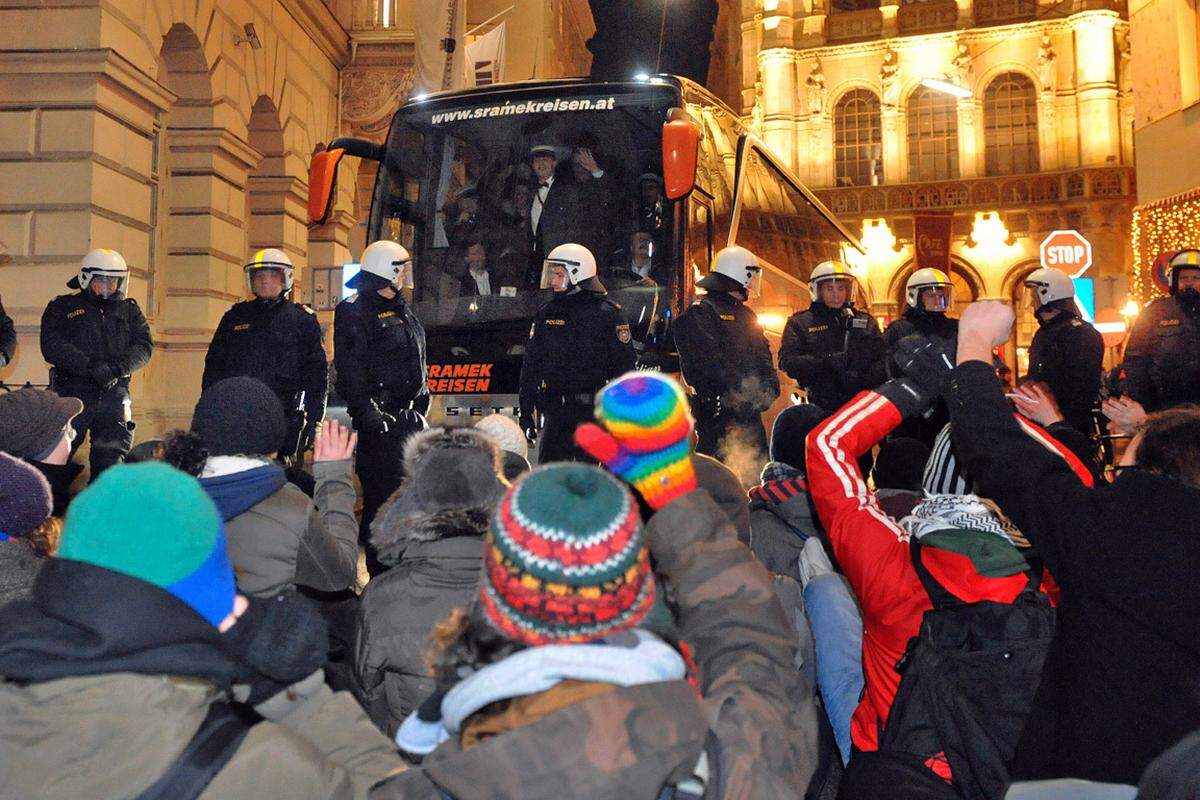 Die Ballbesucher betreten die Festräume über den Josefsplatz. Zwei Busse mit Gästen werden in der Herrengasse von einer Sitzblockade an der Weiterfahrt gehindert.