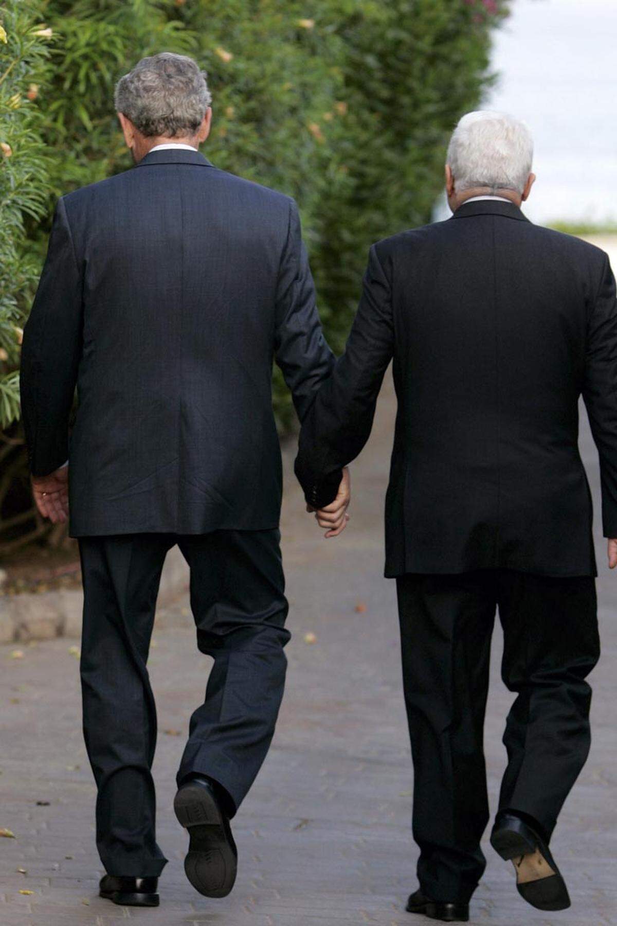 Auch der frühere US-Präsident George W. Bush hat Erfahrung mit "berührender" Politik. Beim historischen ersten Besuch eines US-Präsidenten im Westjordanland Anfang 2008 hielt er lange Händchen mit Palästinenserpräsident Mahmoud Abbas.