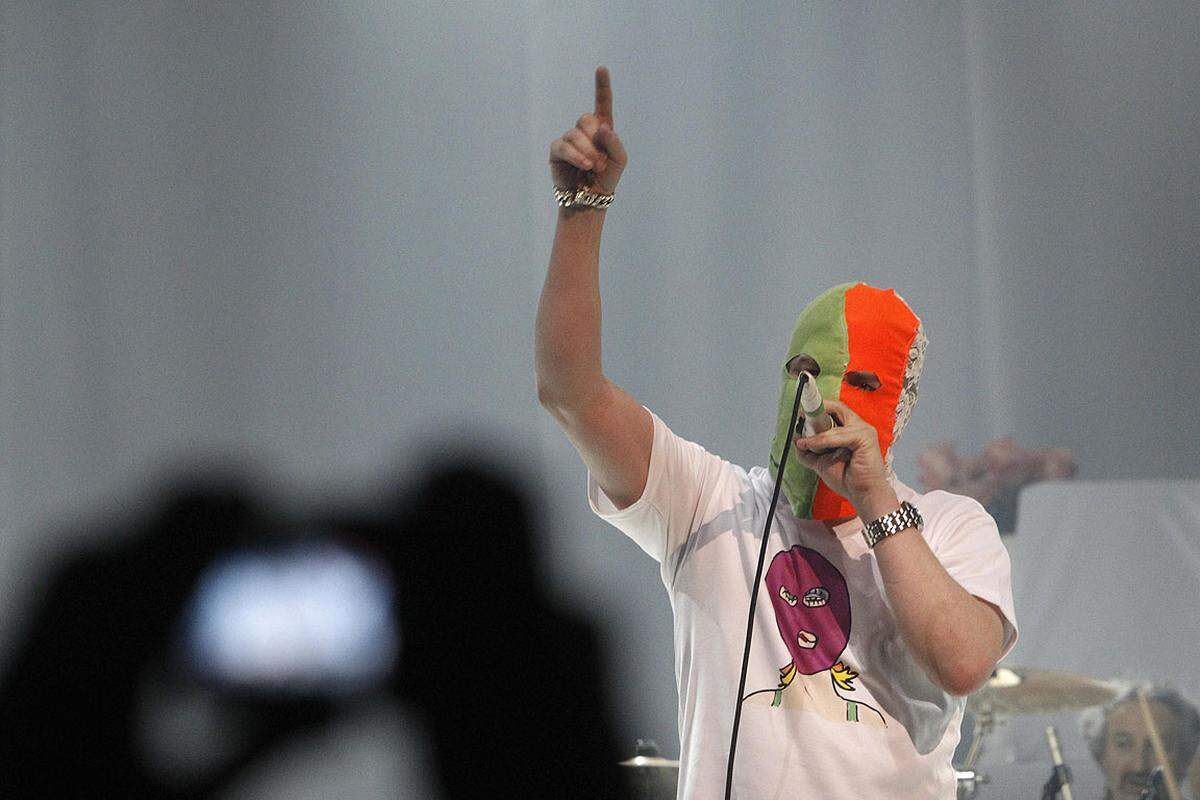 Bekannte Musiker wie Madonna, Paul McCartney, Mike Patton von Faith nor More (im Bild), Sting und die Red Hot Chili Peppers solidarisierten sich mit der Band und fordern bei Auftritten "Freiheit für Pussy Riot". In Berlin gaben am 31. Juli die US-Band Anti-Flag sowie deutsche Gruppen ein Benefizkonzert für die drei jungen Frauen.