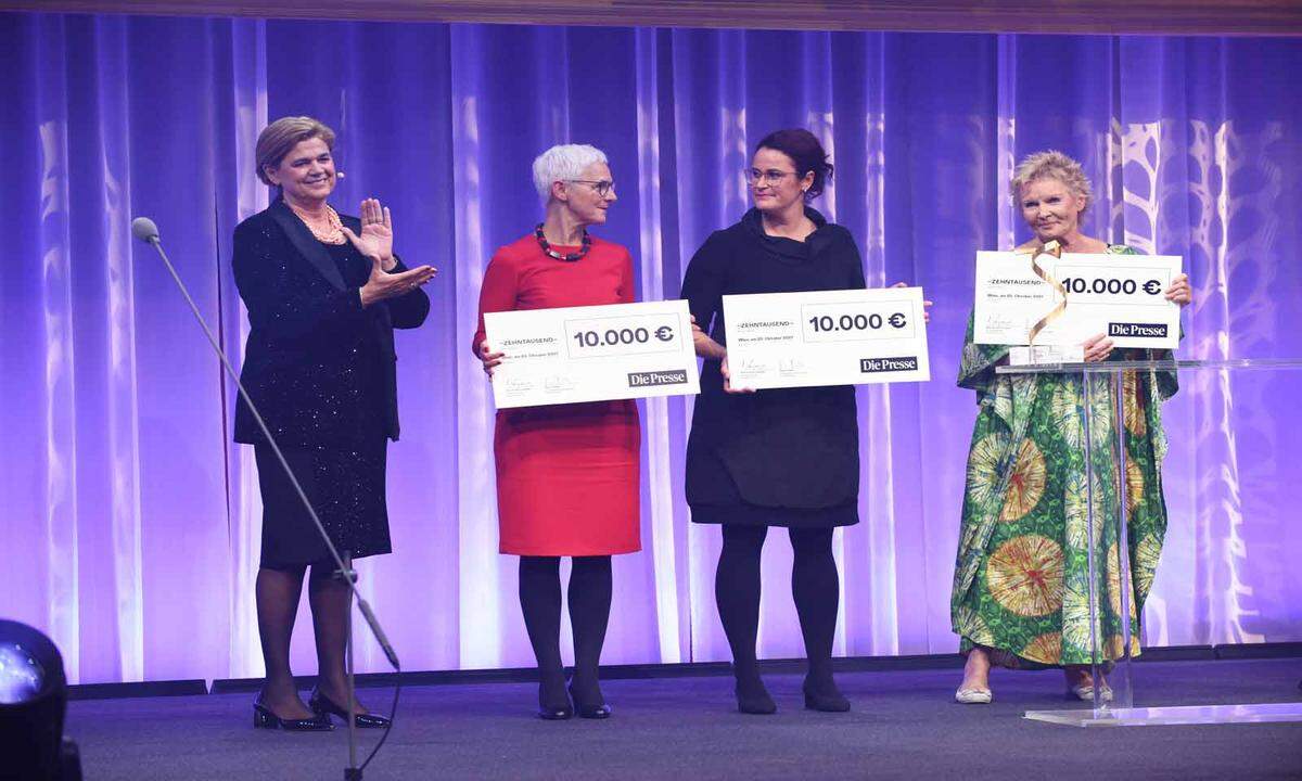 In der Kategorie Humanitäres gab es traditionell für alle drei Finalistinnen Schecks über jeweils 10.000 Euro, die Lotterien-Vorstandsvorsitzende Bettina Glatz-Kremsner (l.) an Christine Wallner, Judith Hartweger und Maria Rösslhumer (v.r.) überreichte.