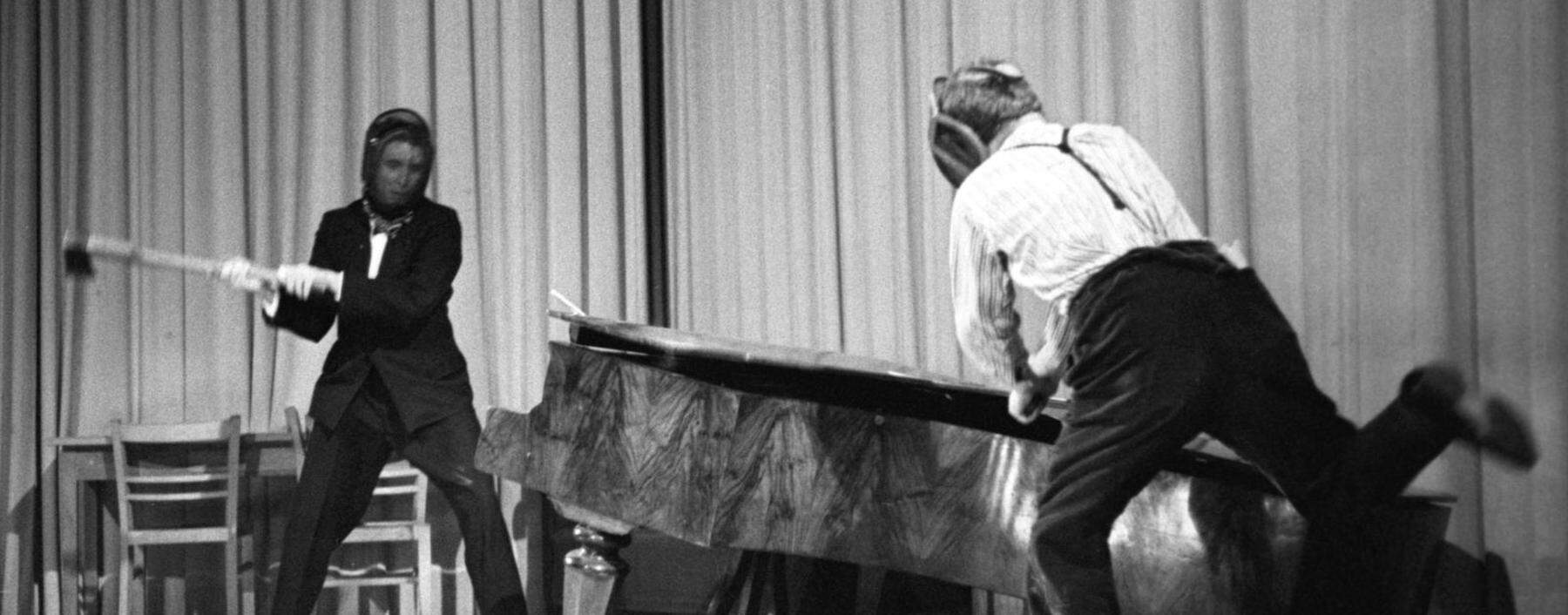 Friedrich Achleitner und Gerhard Rühm zertrümmern ein Klavier auf der Bühne. Wien 1959. 