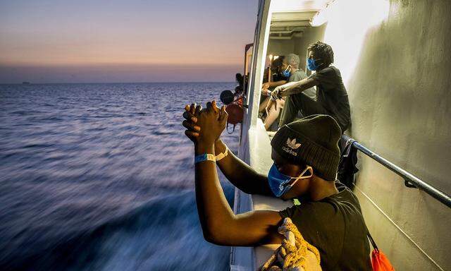 Migranten Anfang September auf dem Rettungsschiff "Sea Watch 4"vor der Küste Siziliens. 