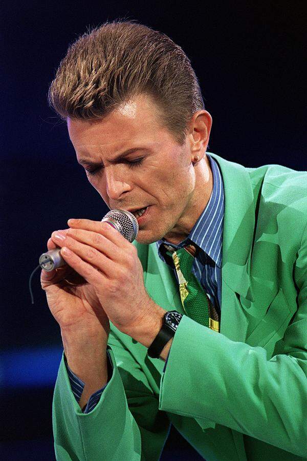 Rock-Chamäleon, Klangforscher und zuletzt ein Phantom der Popmusik: Das sind nur einige jener der Rollen, die David Bowie in einer fast 50-jährigen Karriere ausgefüllt hat. Am Sonntag, dem 10. Jänner, ist der Brite nun für die Öffentlichkeit überraschend im Kreis seiner Familie an Krebs verstorben. Dabei war erst am Freitag mit "Blackstar" sein neues Album erschienen.