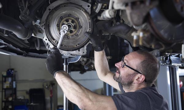 Symbolbild: Die deutsche Kfz-Versicherung der Allianz lässt Autos nun auch mit gebrauchten Ersatzteilen reparieren
