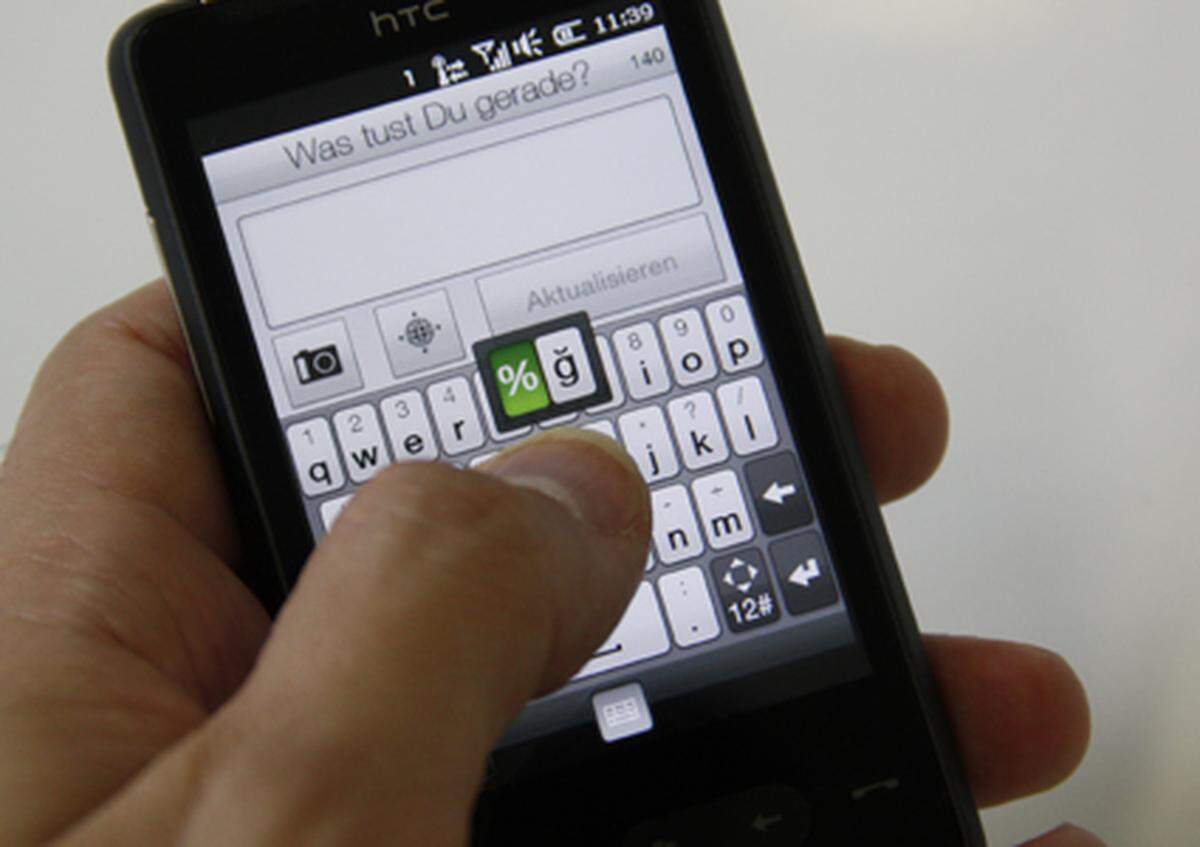 Getippt wird über den kapazitiven Touchscreen. Die eher unbrauchbare Bildschirmtastatur, die in Windows Mobile integriert ist, hat HTC angepasst. Tippen klappt recht flüssig, ist aber von der Reaktionszeit, die Geräte mit anderen Betriebssystemen bieten, noch etwas entfernt. Sehr hilfreich ist die integrierte Rechtschreibkorrektur, da die Tasten doch recht klein sind.