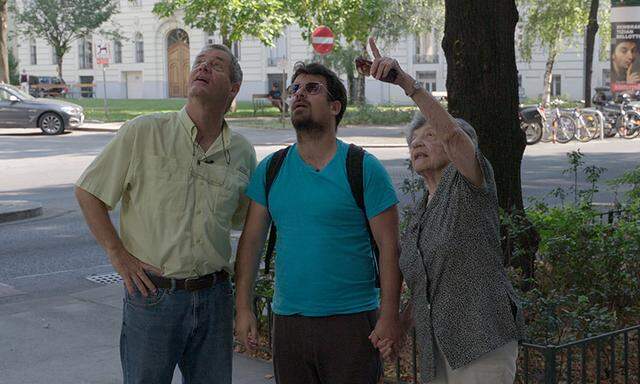 Hand in Hand stellt man sich der Vergangenheit in Wien: Dans Vater, Dan, Großmutter Lea (v. l. n. r.)