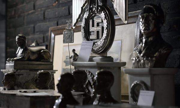  Mehr als 70 NS-Devotionalien wurden 2017 hinter einer falschen Wand bei einem Antiquitätenhändler in Buenos Aires entdeckt. Man vermutete, dass ein hochrangiger Nazi sie auf der Flucht mitgenommen hatte. Allerdings identifizierten deutsche Experten den Großteil davon als Fälschungen.