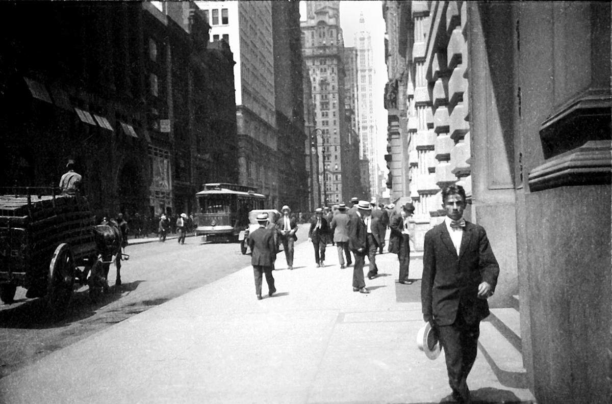 Die Leica erleichterte Amateuren, Quereinsteigern und Frauen das fotografeiren - und ließ auch einen anderen Blick zu. Ein schnelleren, dynamischeren. Ernst Leitz: "New York II", 1914 (c) Leica Camera AG