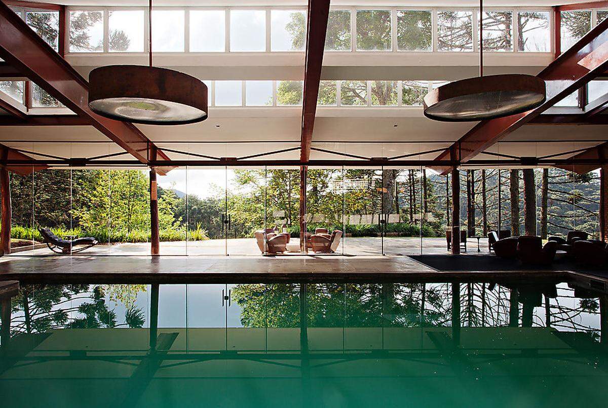 Beruhigendes Farbenspiel: Durch die offene Architektur dieses Badehauses - 200 Kilometer von Sao Paulo entfernt - verschmelzen Architektur und Natur miteinander. Das große Schwimmbecken wurde mit Naturstein gestaltet.