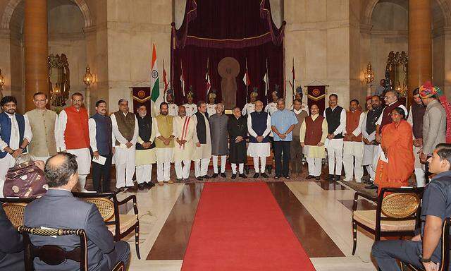21 neue Minister ernannte Indiens Regierungschef Narendra Modi - darunter auch einen Yoga-Minister.