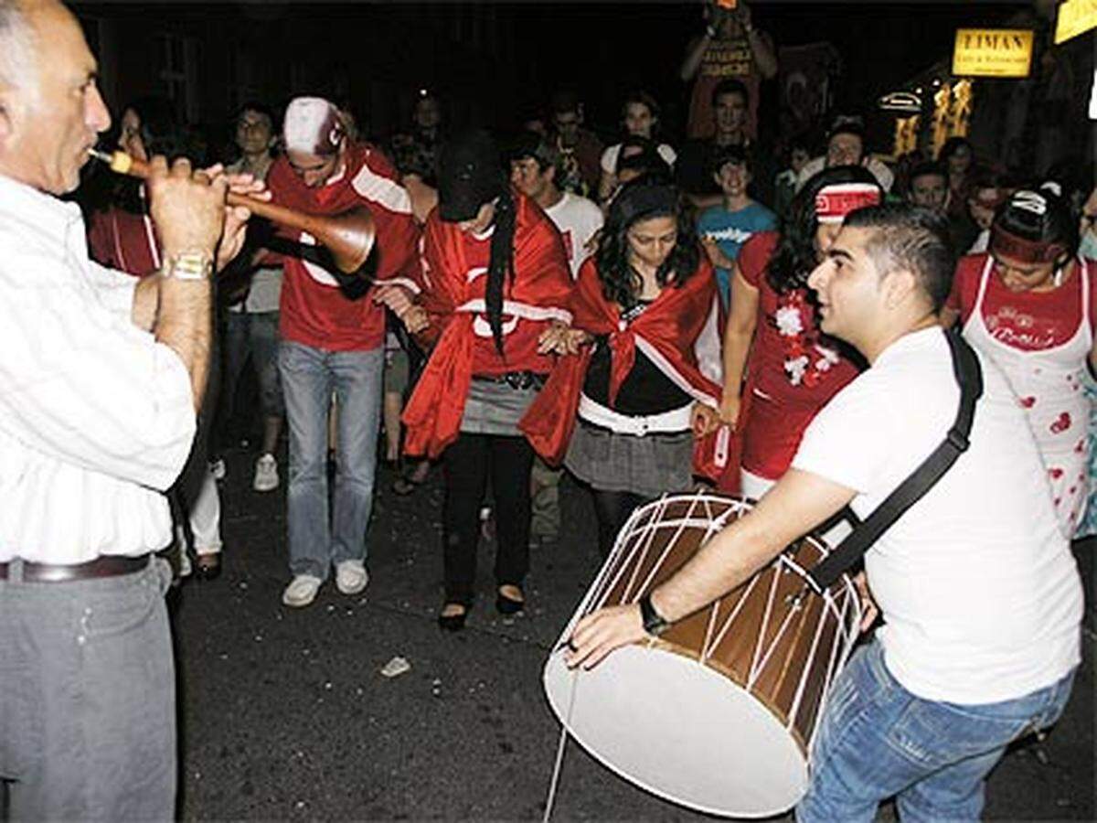 Ein friedliches türkisches Volksfest mit Trommeln und türkischen Blasinstrumenten.