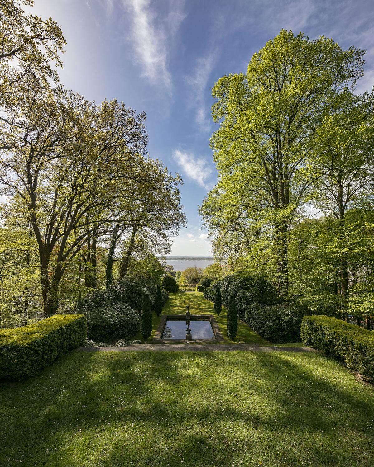 Und Karl Lagerfeld war nicht nur einige Jahre Besitzer, sondern hat die Villa als Hommage an seinen langjährigen Partner Jacques de Bascher in "Jako" umbenannt. Im Garten der Villa fotografierte er die Kampagne für das Parfum "Jako" und auch ein Buch ist der Villa gewidmet: "Ein deutsches Haus".