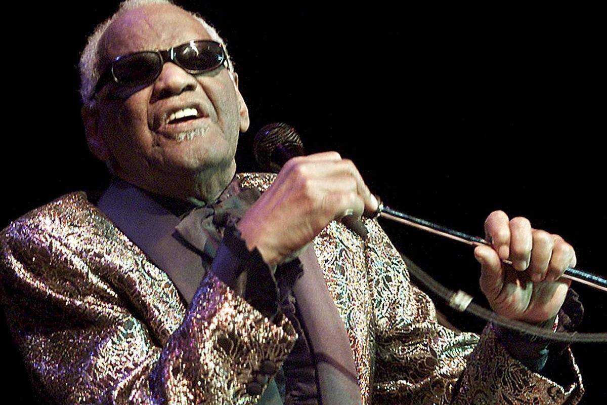 In den späten 50er Jahren vereinten schwarze Künstler wie Ray Charles (1930 - 2004) Blues- und Rock'n'Roll-Elemente (unter anderem in Nummern wie "What'd I Say").