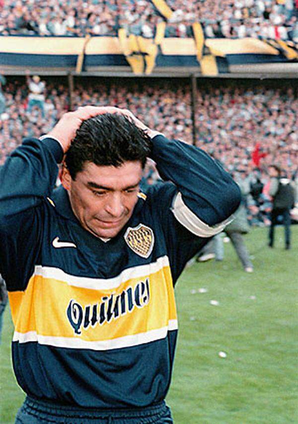 Nach einem Kurzengagement bei Club Atlético Newell’s Old Boys in Argentinien kehrte Maradona 1995 als 34-Jähriger zu den Boca Juniors zurück, wo er 1997 sein letztes Spiel als Profi machte.