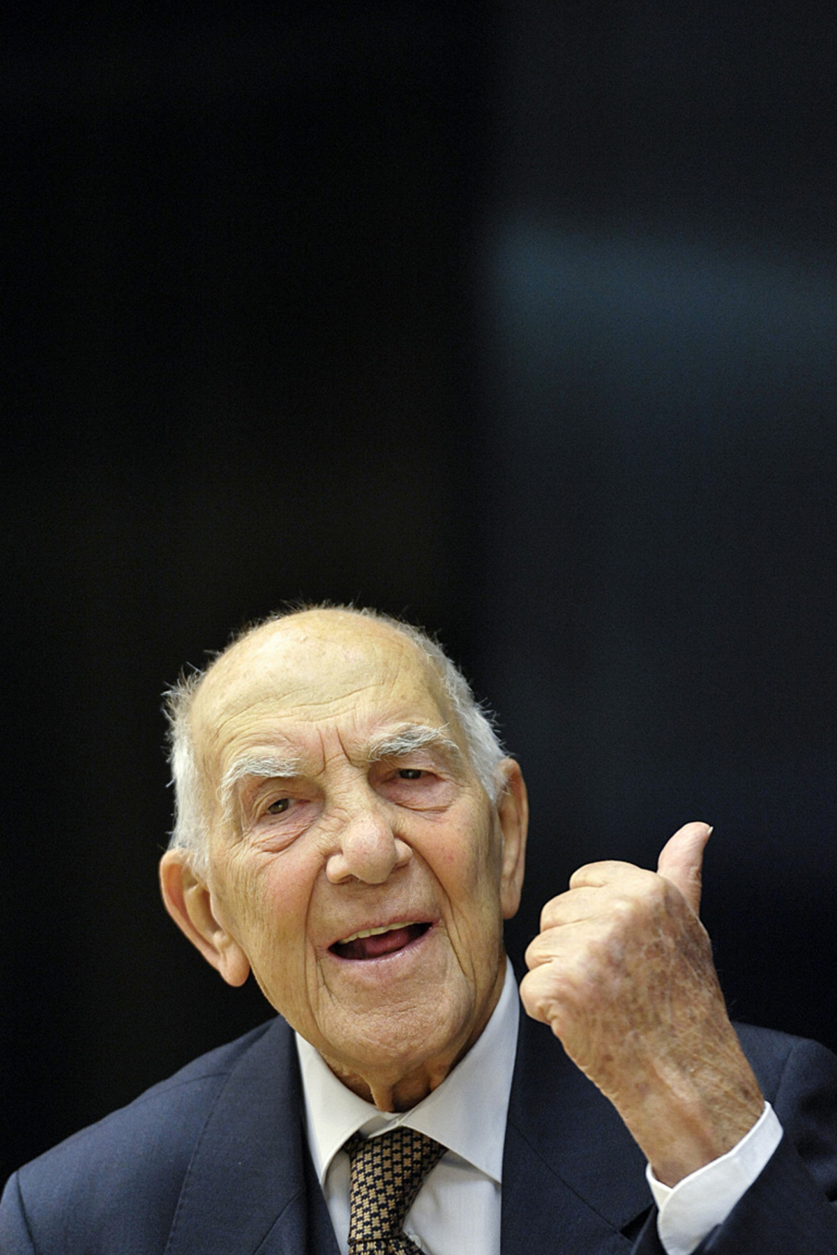 Er war Widerstandskämpfer gegen die Nazis, KZ-Überlebender, Diplomat und Autor der berühmten Streitschrift "Empört euch!" gegen die Auswüchse des Finanzkapitalimus: Stéphane Hessel. Er starb in der Nacht auf Mittwoch, den 27. Feburar, im Alter von 95 Jahren. Das teilte seine Ehefrau Christiane Hessel-Chabry in Paris mit.