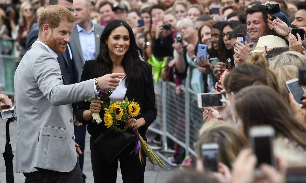 Diesmal hat sie die Hosen an: In einem schwarzen Hosenanzug von – Überraschung – Givenchy mischte sich das Paar auf dem Campus des Trinity College unter das Volk und betrat kurz darauf das "Croke Park"-Stadion in Dublin. Die royale Wallemähne weht übrigens wieder offen an der irischen Luft.