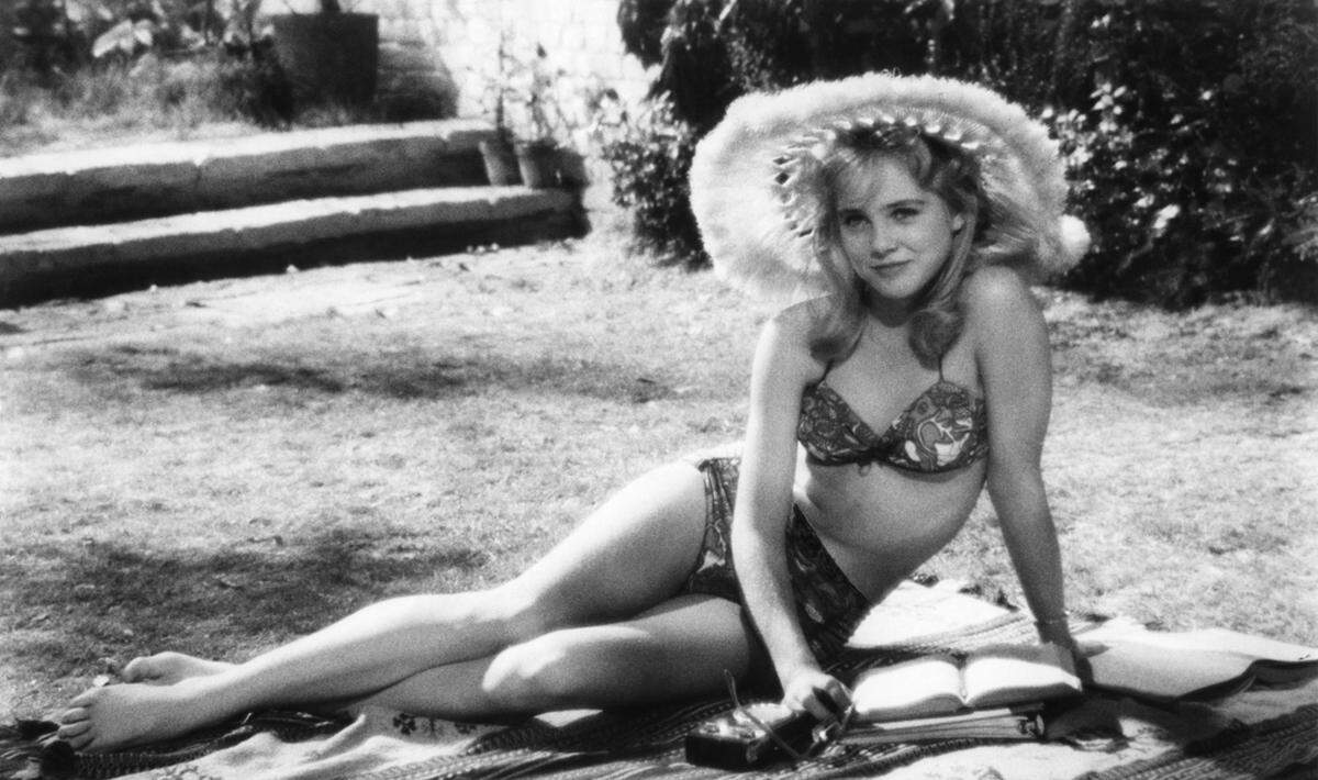 Filmgeschichte schrieb Sue Lyon als Lolita in einem Bikini mit tropischen Mustern und einem weiten Hut.