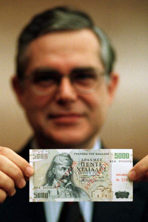Mitte der 1980er Jahre kehrte Papademos nach Griechenland zurück. Dort machte er in der nationalen Notenbank Karriere. 1994 stieg er sogar zu deren Gouverneur auf.