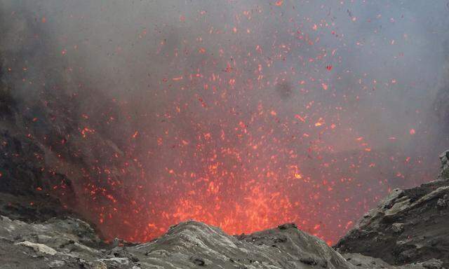 Vulkanausbruchslevel zwei von vier: Langsam fällt die Dämmerung am Mount Yasur ein.