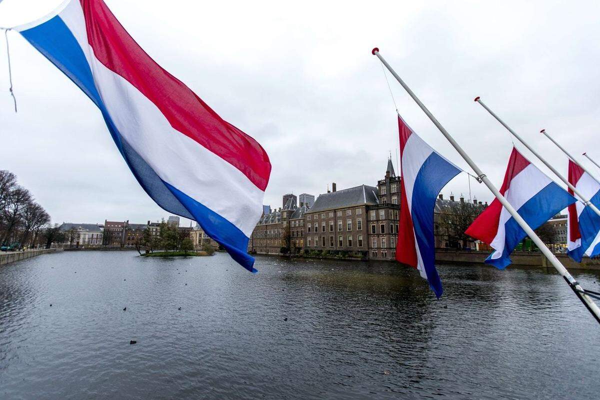 Platz 3 - Niederlande Die Niederlande und die Schweiz gehören nach einem Bericht der Hilfsorganisation Oxfam zu den "schlimmsten Steueroasen" der Welt. Rund 12.000 Briefkastenfirmen residieren in den Niederlanden.