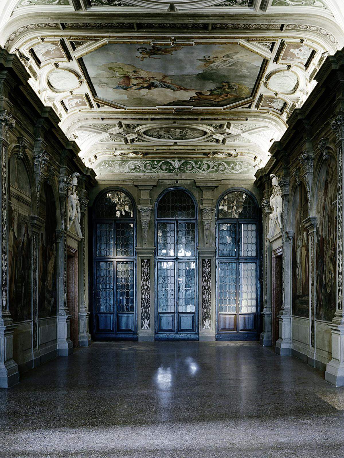 Neben Gursky und Struth ist von der berühmten Düsseldorfer Fotoschule auch Axel Hütte vertreten.   Axel Hütte: Ca'Corner della Regina-1, Italy, 2012