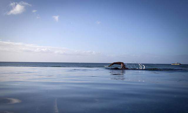 Optische Täuschung. Beim Infinity Pool verschmilzt der  Horizont  mit dem Wasser.