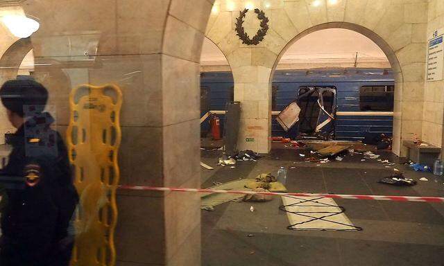 Der U-Bahnwaggon, in dem die Bombe detoniert ist, in der Station Technologistschesky Institut.