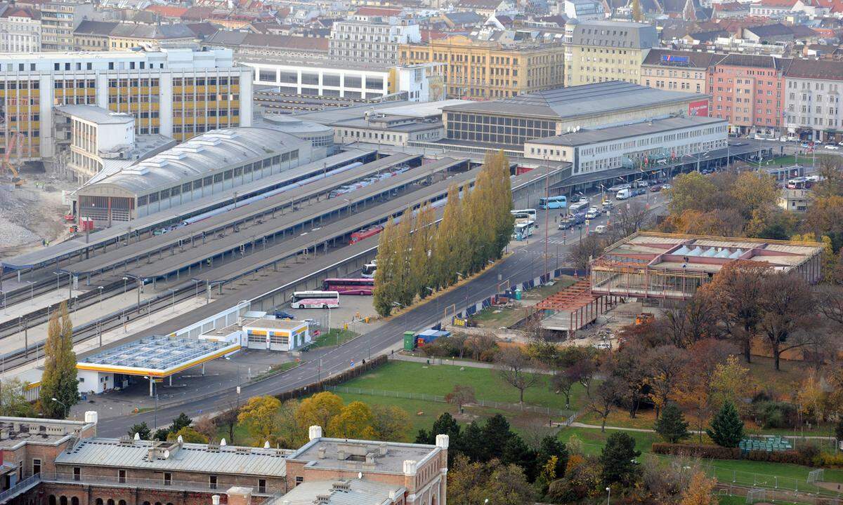 Nach Schließung des in Wien-Favoriten gelegenen Südbahnhofs, 2009, wurde mit dem Bau des Wiener Hauptbahnhofs begonnen. Schlussendlich sollte zusätzlich eine Bahnhofscity mit Einkaufszentrum und Gastronomie entstehen.  