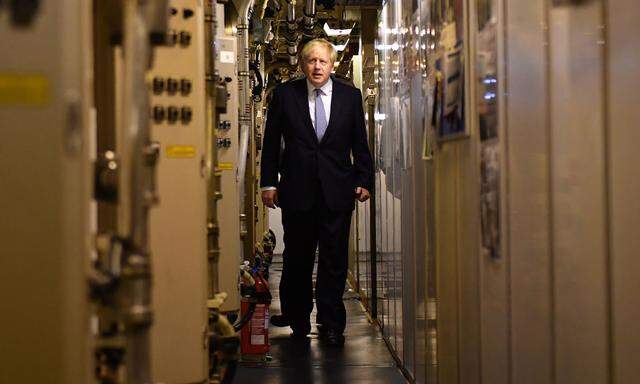 Der neue Premier geht an Bord. Johnson besuchte bei seinem Schottland-Trip das U-Boot HMS Vengeance auf der Marinebasis in Faslane.