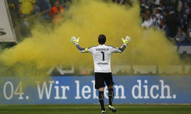 Roman Weidenfeller versucht zu beruhigen