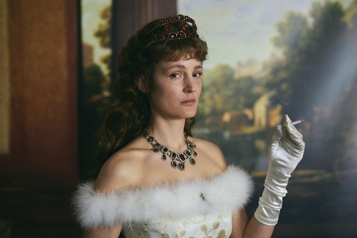 Ich gehör’ nur mir. Gequält und eingeengt ist die Figur der Sisi in Marie Kreutzers „Corsage“. Gleichzeitig ringt sie um ihre Unabhängkeit, wehrt sich gegen die königlichen Vorgaben und sagt sich immer mehr von Franz Josephs Bevormundung los.