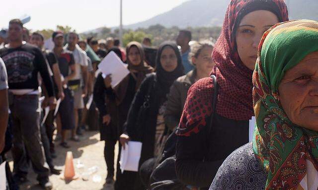 Flüchtlinge warten auf der griechischen Insel Lesbos auf ihre Registrierung.
