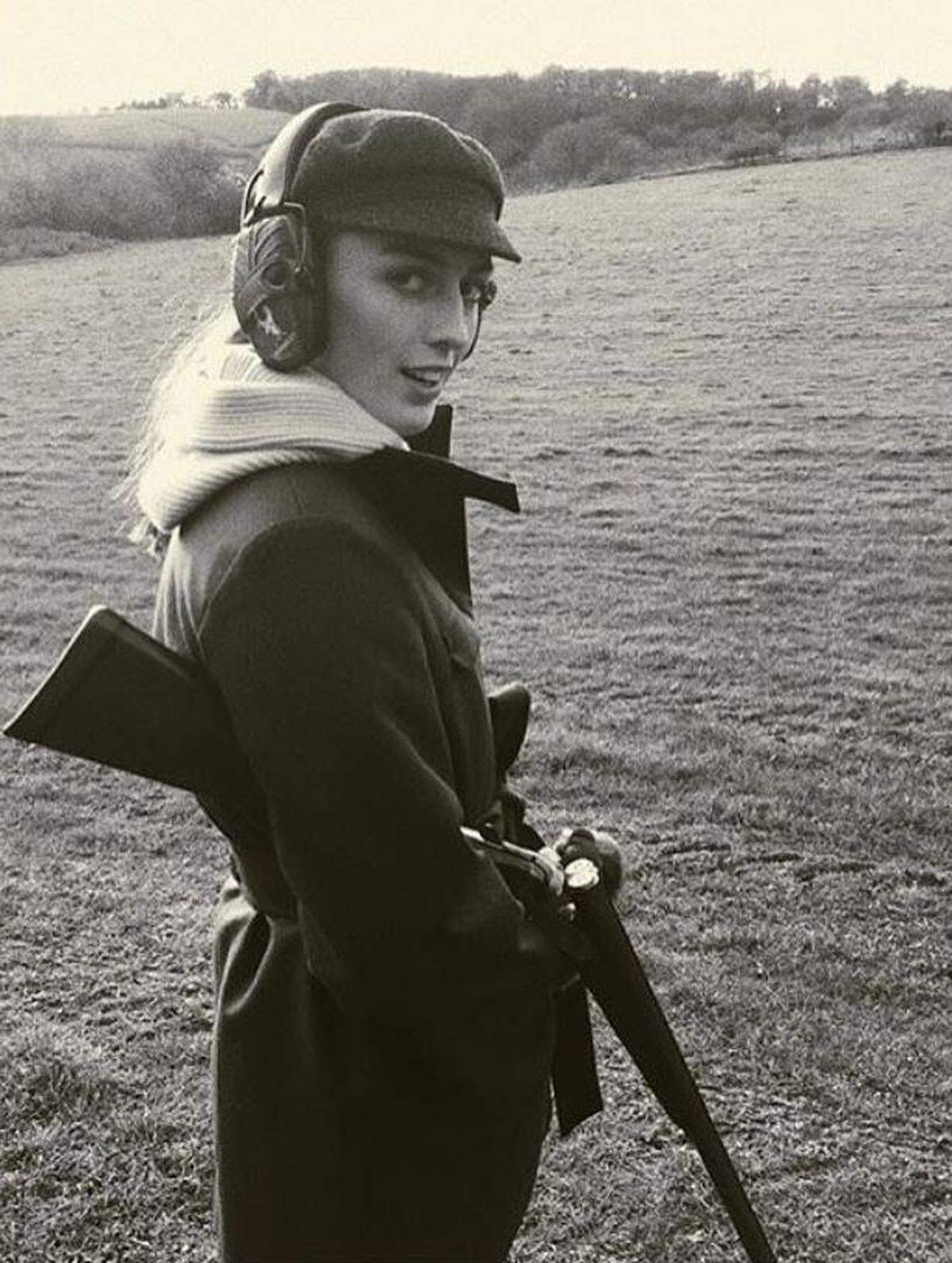 Lady Alices Instagram-Profil ist voll mit Fotos von ihr beim Schießen und beim Reiten.