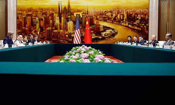 John Kerry trifft auf Wang Yi.