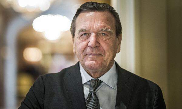 Gerhard Schröder war wegen seiner Nähe zum russischen Präsidenten und wegen seines Festhaltens an Geschäftsbeziehungen zu Russland verstärkt in die Kritik geraten.