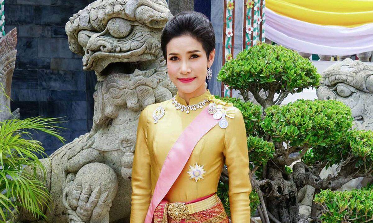 Die Langzeit-Affäre Sineenat Wongvajirapakd wurde zur sogenannten "Chao Khun Phra", zur "noblen, adeligen Gemahlin" ernannt und durfte sich in der dritten Person ansprechen lassen.  