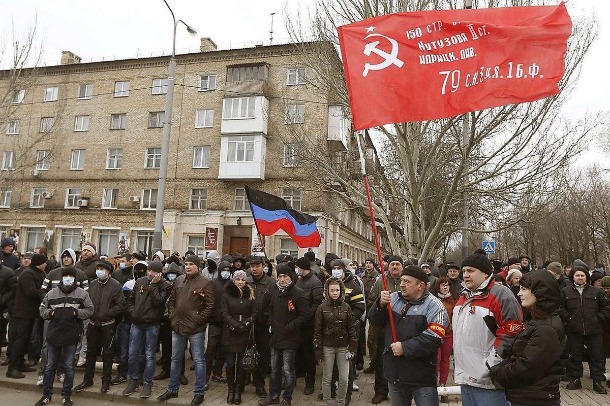 Bei den pro-Janukowitsch Kundgebungen, getragen von der russischsprachigen Minderheit, können mitunter auch Sowjet-Symbole aus der Mottenkiste geholt werden.
