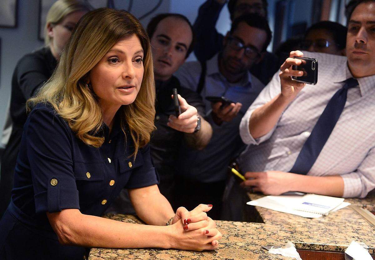 Zu einem pikanten Aufeinandertreffen hätte es übrigens kommen können, wäre Lisa Bloom nicht von ihrem Posten als Anwältin Weinsteins zurückgetreten wäre: Sie ist Allreds Tochter und als Rechtsanwältin ähnlich prominent wie ihre Mutter. Bloom vertritt ebenfalls hauptsächlich Frauen in Diskriminierungs- oder Belästigungsfällen, weswegen ihre Entscheidung, den mutmaßlichen Sexualstraftäter Weinstein zu beraten, heftig kritisiert wurde. Bloom entschied sich schließlich, sich aus dem Fall zurückzuziehen.