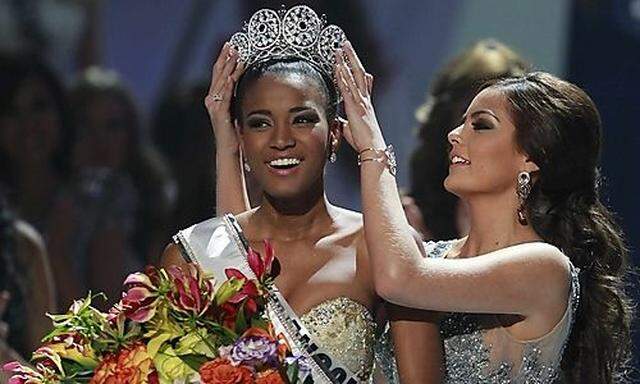 Miss Angola Leila Lopes is crowned by Miss Universe 2010 Ximena Navarrete of Mexico after being named