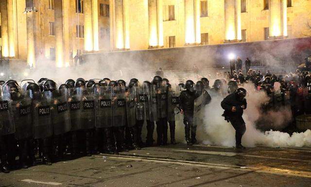 Bild aus dem März 2023: Die georgische Polizei schießt mit Wasserwerfern und Tränengas auf Tausende von Demonstranten