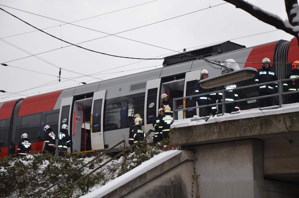 Die Feuerwehr betrat die Züge als erstes. Die meisten Personen seien ruhig auf ihren Plätzen gesessen. "Am wichtigsten ist es, eine stabile Situation herzustellen", erklärt Branddirektor Gerald Hillinger.